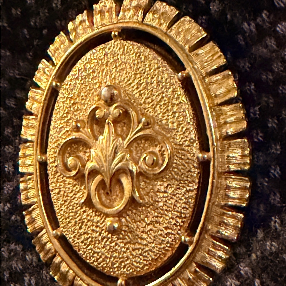 🌹VTG Gold Victorian Cameo Pendant Necklace Heirloom Double-Sided Royal Crest - Picture 5 of 9